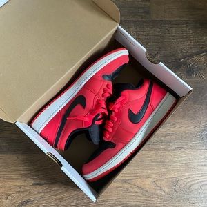Jordan 1 low women’s “siren red”